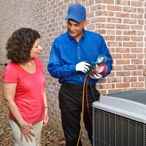 Allgood HVAC tech in Alpharetta, GA, speaking to woman about her HVAC system.